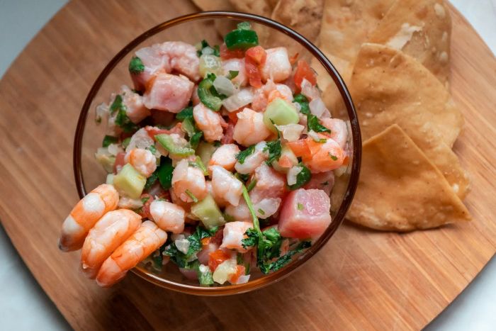 Ceviche de crevettes et de poisson avec chips de maïs - plat mexicain authtentique