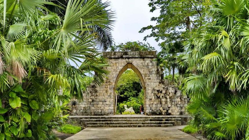 Arche de pierre entourée de palmiers et de végétation tropicale au Mexique